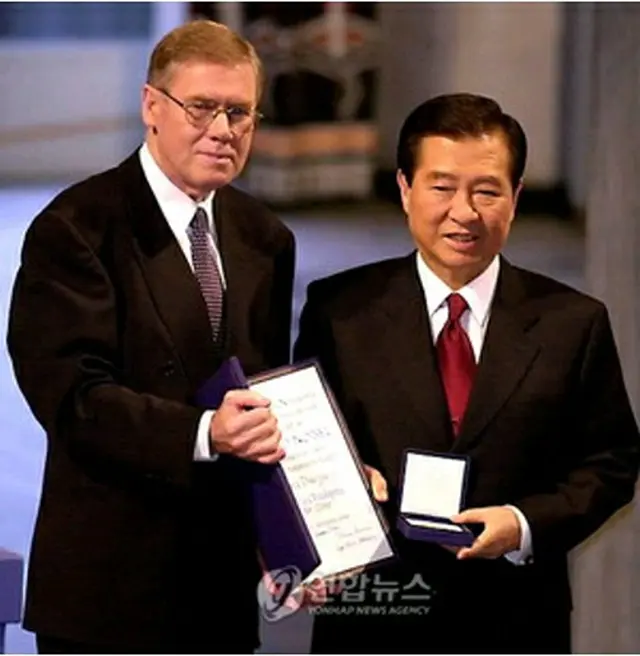 2000年12月、ノーベル平和賞授賞式に出席した金元大統領（右）＝（聯合ニュース）