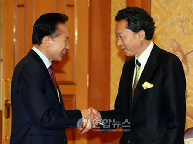 6月に訪韓、李大統領（左）を訪ねた際の鳩山代表＝（聯合ニュース）
