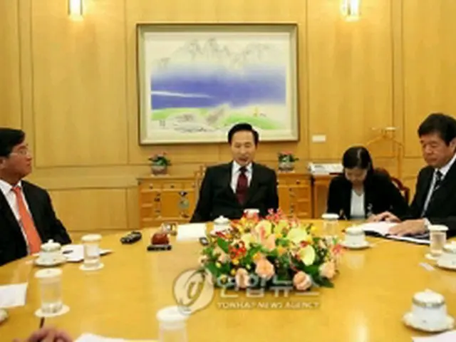 朴社長（左端）と石川社長（右端）のインタビューに答える李大統領＝１５日、ソウル（聯合ニュース）