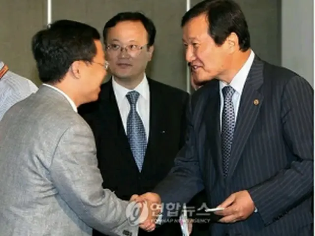懇談会で取材陣とあいさつを交わす尹増鉉長官（右）＝17日、ソウル（聯合ニュース）