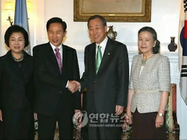 潘総長（右から2人目）と握手する李大統領＝20日、ニューヨーク（聯合ニュース）