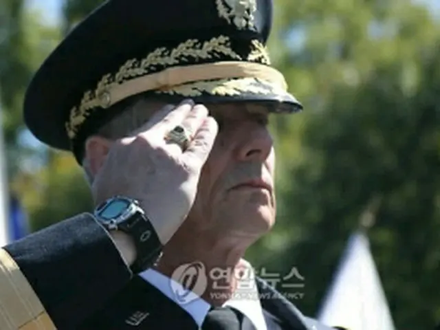 朝鮮戦争記念碑を訪れ献花した後、敬礼するシャープ駐韓米軍司令官＝5日、ワシントン（聯合ニュース）
