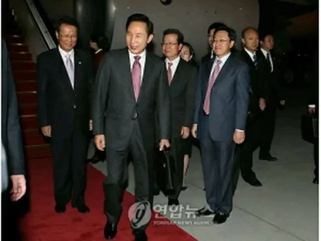 北京に到着した李大統領＝9日、北京（聯合ニュース）