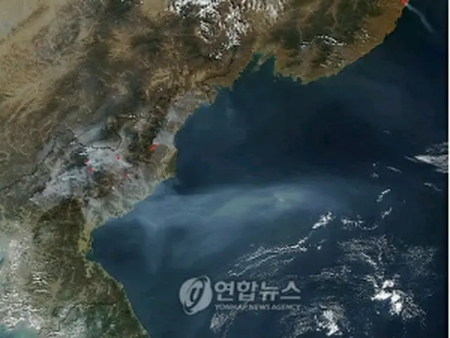 煙が立ち昇っているようすをとらえた衛星写真（NASA提供）＝（聯合ニュース）