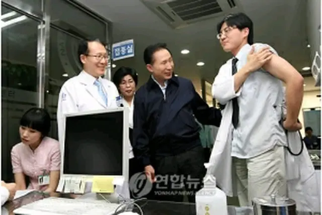医療現場を訪れた李大統領（中央）＝28日、ソウル（聯合ニュース）