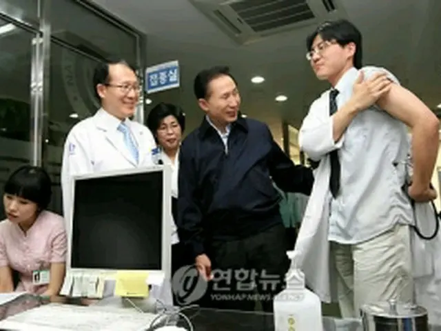 医療現場を訪れた李大統領（中央）＝28日、ソウル（聯合ニュース）