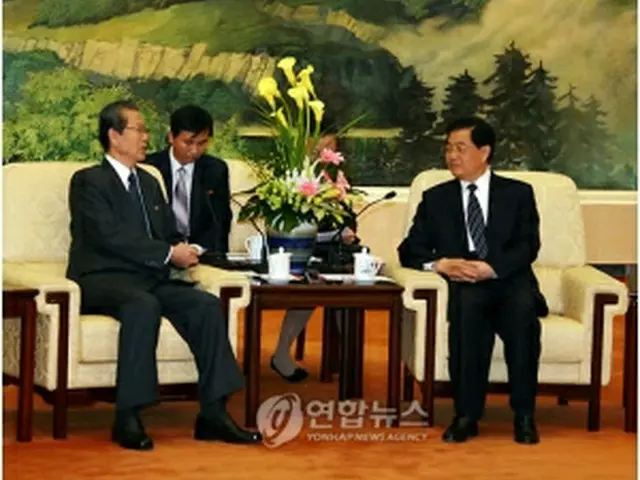 崔秘書（左）と胡主席=28日、北京（聯合ニュース）