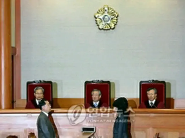 憲法裁判所の審判廷に集まった裁判官=29日、ソウル（聯合ニュース）