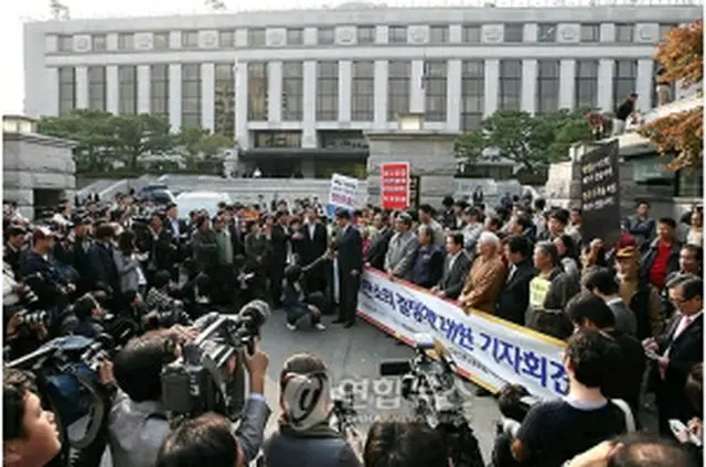 憲法裁判所の判決を糾弾する記者会見を開いた野党議員と市民団体=29日、ソウル（聯合ニュース）