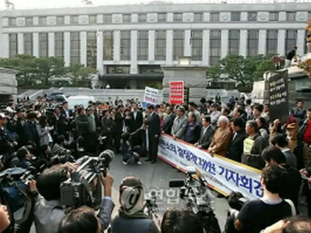 憲法裁判所の判決を糾弾する記者会見を開いた野党議員と市民団体=29日、ソウル（聯合ニュース）