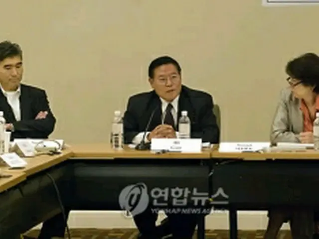 米サンディエゴで26日に開かれた北東アジア協力対話（NEACD）に出席した李根米州局長（中央）とソン・キム特使（左）＝（AP＝聯合ニュース）