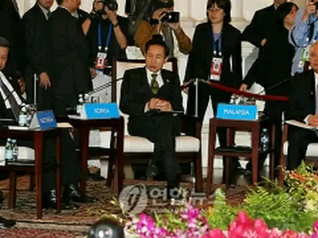 第2回首脳会議に出席した李大統領（中央）＝15日、シンガポール（聯合ニュース）