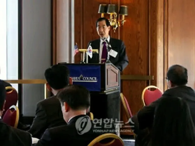 フォーラムで発言する韓悳洙駐米韓国大使＝２３日、サンフランシスコ（聯合ニュース）