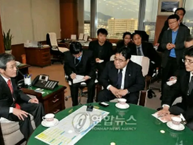 ペ副市長（左端）と面談する奥村市長一行＝2日、釜山（聯合ニュース）