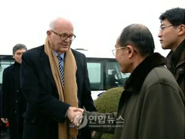 平壌空港に到着したボズワース代表（左）が北朝鮮関係者と握手を交わしている（朝鮮中央通信）＝8日、平壌（聯合ニュース）
