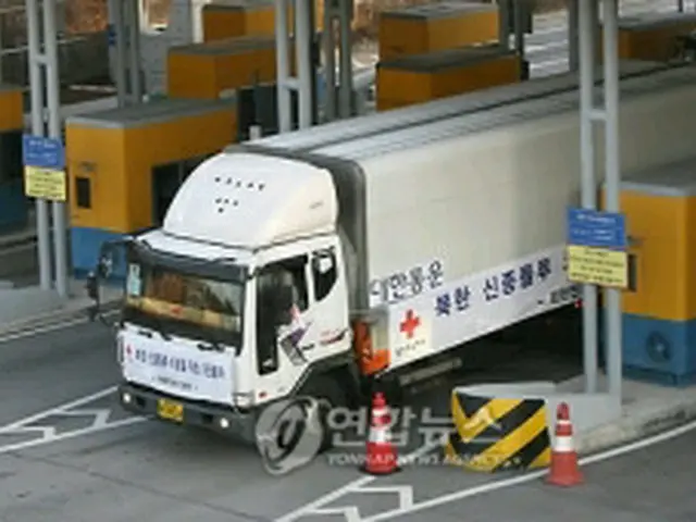 タミフルとリレンザを載せたトラックが北朝鮮に向かっている＝18日、波州（聯合ニュース）