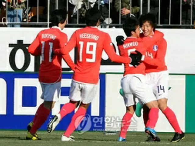 チョ・ヨンチョル（右端）の先制ゴールを喜ぶ韓国選手ら＝１９日、昌原（聯合ニュース）