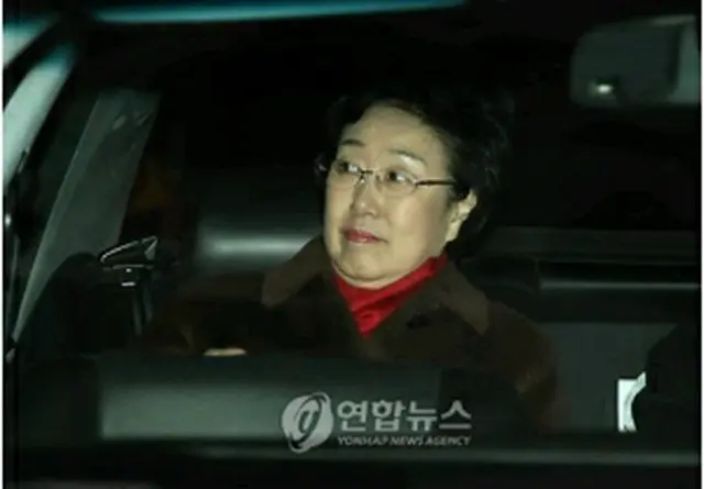検察を後にする韓元首相＝18日、ソウル（聯合ニュース）