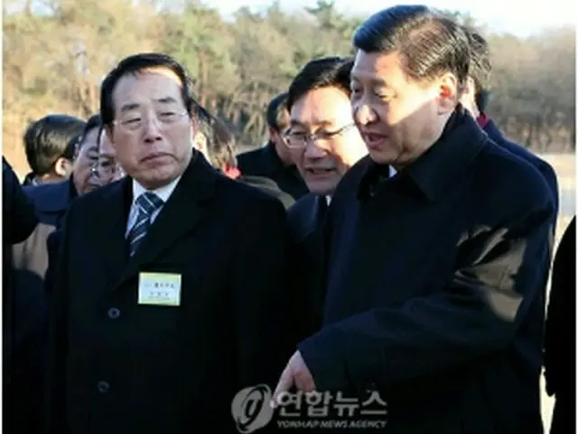 訪韓3日目の18日に慶州・半月城を訪れた習副主席（右端）＝18日、慶州（聯合ニュース）