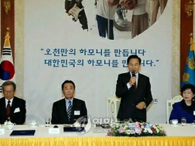 懇談会で発言する李大統領（右から2人目）と高委員長（同3人目）＝23日、ソウル（聯合ニュース）