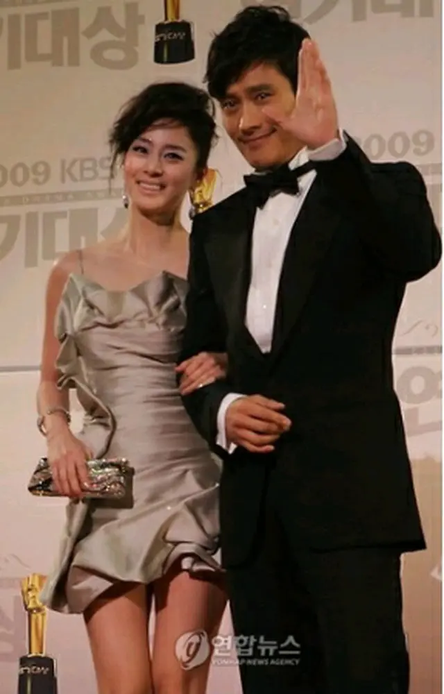 授賞式会場に到着後、ドラマ『アイリス』で共演したキム・テヒ（左）とともにポーズを取るイ・ビョンホン＝31日、ソウル（聯合ニュース）