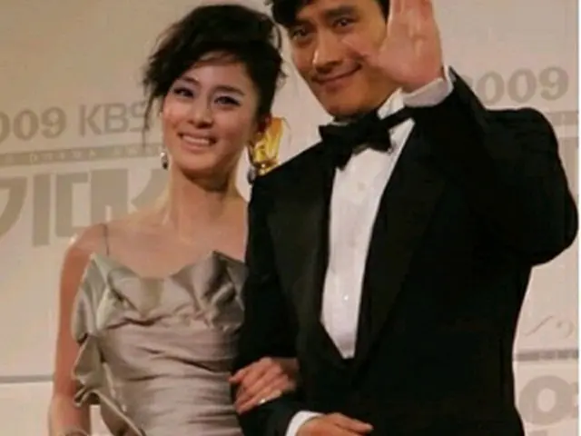 授賞式会場に到着後、ドラマ『アイリス』で共演したキム・テヒ（左）とともにポーズを取るイ・ビョンホン＝31日、ソウル（聯合ニュース）