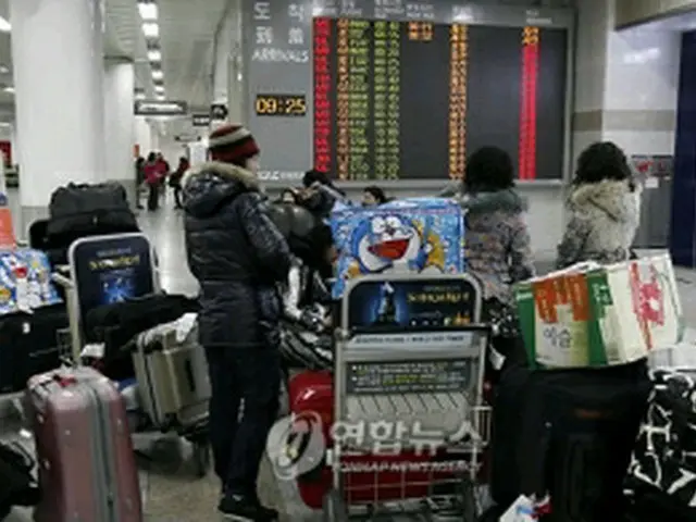 金浦空港で運航再開を待つ市民ら＝4日、金浦（聯合ニュース）