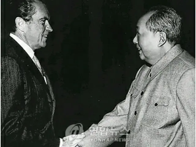 1972年2月に中国・北京で会合したニクソン大統領（左）と毛沢東主席（資料写真）＝（聯合ニュース）