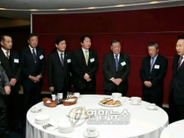 ３０大グループ会長団と歓談する李明博大統領（右端）＝１５日、ソウル（聯合ニュース）