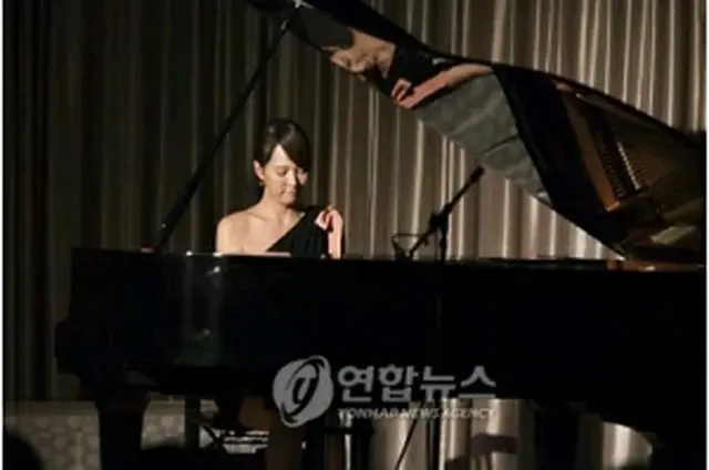 ピアノの腕前を披露するム・ソナ（提供写真）＝25日、東京（聯合ニュース）