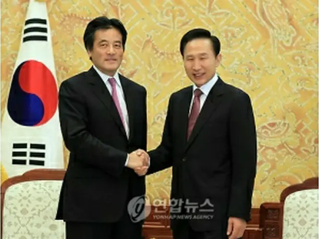握手を交わす李大統領（右）と岡田外相＝11日、ソウル（聯合ニュース）
