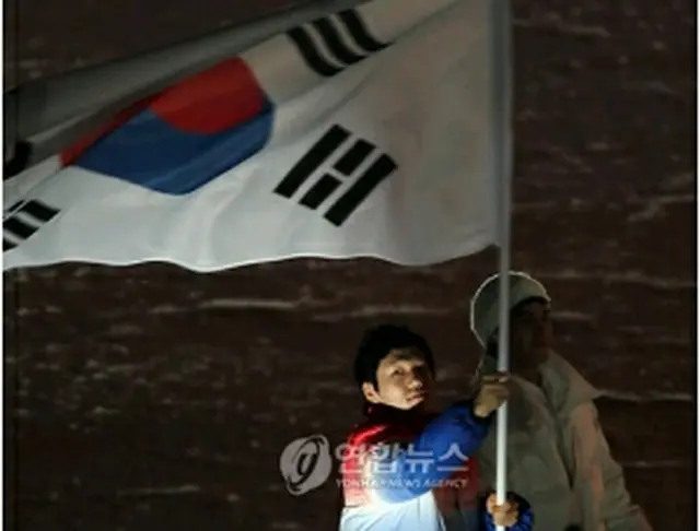 閉会式で韓国旗手を務めるモ・テボム＝28日、バンクーバー（聯合ニュース）