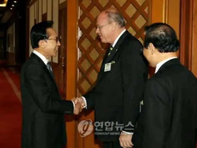 ビルフス会長を迎えた李大統領（左）＝17日、ソウル（聯合ニュース）