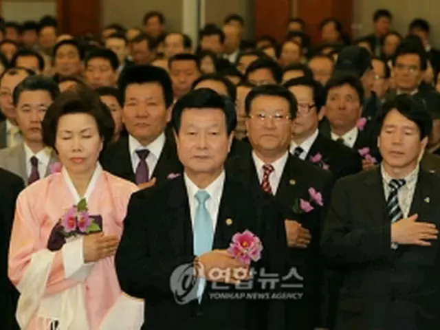 平和民主党結成大会のようす。中央が韓和甲代表＝8日、ソウル（聯合ニュース）