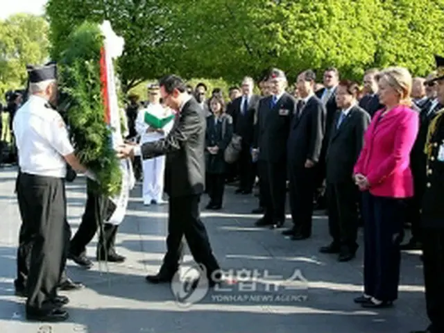 朝鮮戦争記念碑公園を訪れ献花する李明博大統領＝１２日、ワシントン（聯合ニュース）