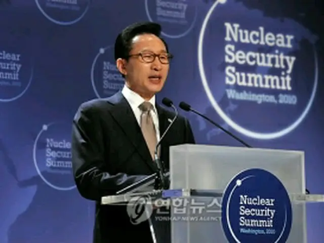 核安全保障サミットのソウル開催決定を発表する李明博大統領＝13日、ワシントン（聯合ニュース）