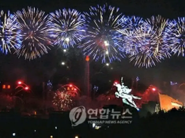 平壌で14日に開催された「祝砲夜会」のようす（朝鮮中央通信）＝15日、ソウル（聯合ニュース）