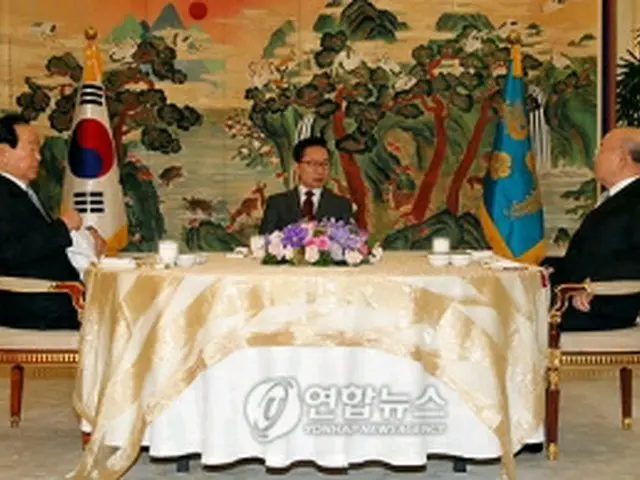 懇談会のようす。左から金元大統領、李大統領、全元大統領＝23日、ソウル（聯合ニュース）