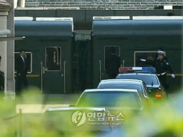 金正日総書記が乗ったとみられる車両（前から3台目）が北京駅構内に向かっている。後方は特別列車＝6日、北京（聯合ニュース）