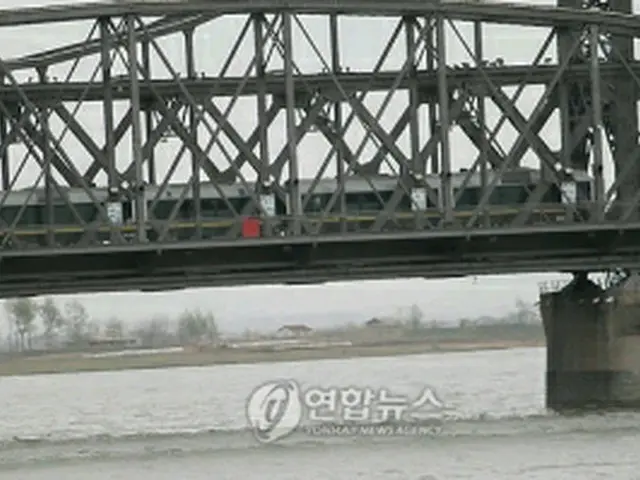 鴨緑江を渡る北朝鮮の特別列車＝7日、丹東（聯合ニュース）