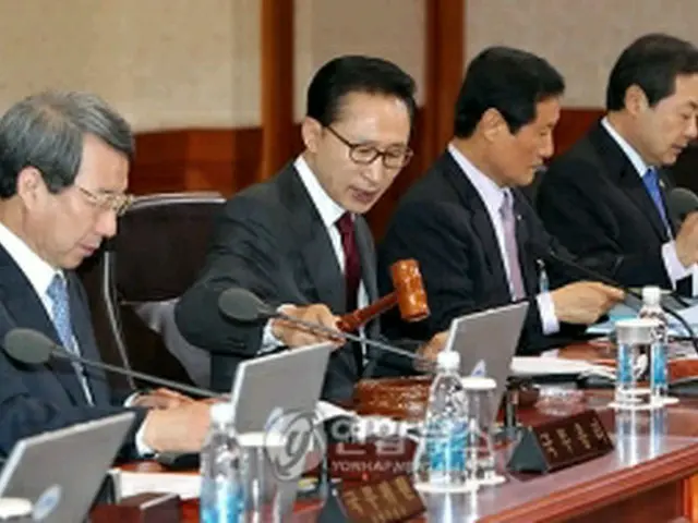 閣議を主宰する李明博大統領（左から2人目）＝11日、ソウル（聯合ニュース）