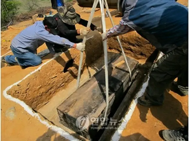 今月初めに烏山の産業団地工事現場で発掘された朝鮮時代の灰槨墓（提供写真）＝（聯合ニュース）