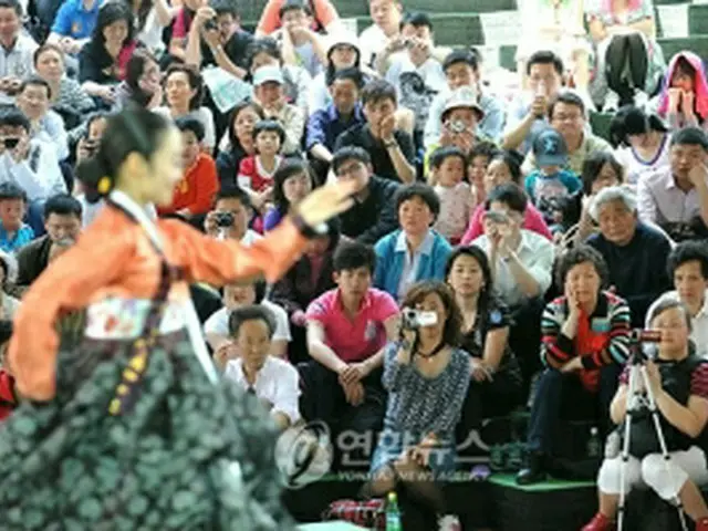 伝統舞踊公演を見守る来場客（提供写真）＝２６日、上海（聯合ニュース）
