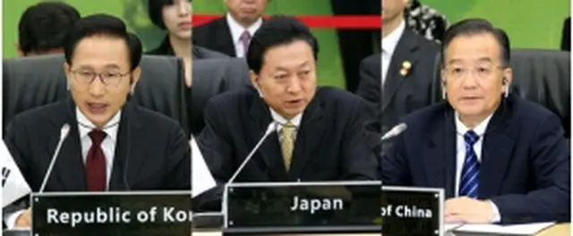 首脳会談に臨む李大統領（左から）、鳩山首相、温家宝首相＝30日、済州（聯合ニュース）