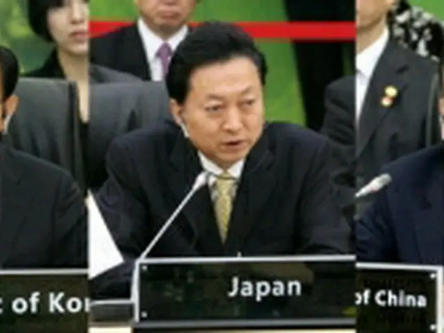 首脳会談に臨む李大統領（左から）、鳩山首相、温家宝首相＝30日、済州（聯合ニュース）