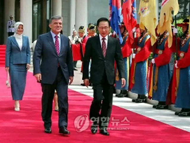 会場に向かう李明博大統領（右）とギュル大統領＝１５日、ソウル（聯合ニュース）