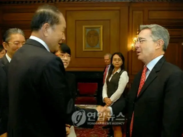 握手を交わす李相得議員（左）とウリベ大統領（提供写真）＝（聯合ニュース）