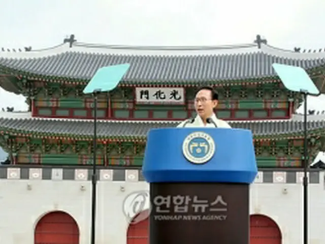 祝辞を述べる李明博大統領=15日、ソウル(聯合ニュース)