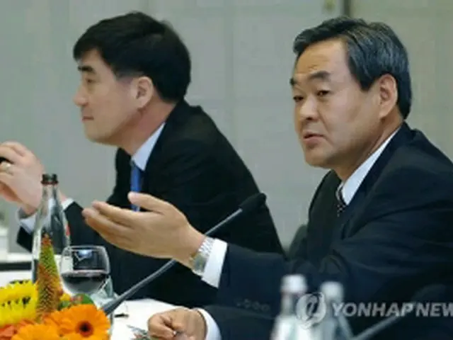 記者の質問に答える姜社長（右）（LG電子提供）＝5日、ソウル（聯合ニュース）