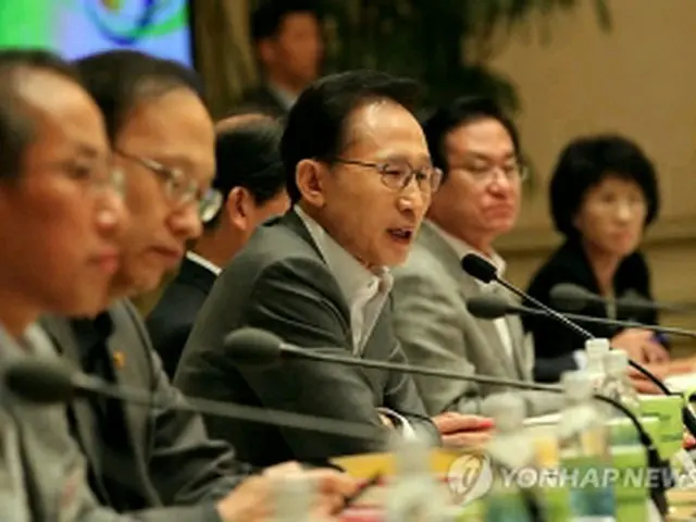 ワークショップを主宰する李大統領（左から3人目）＝5日、ソウル（聯合ニュース）